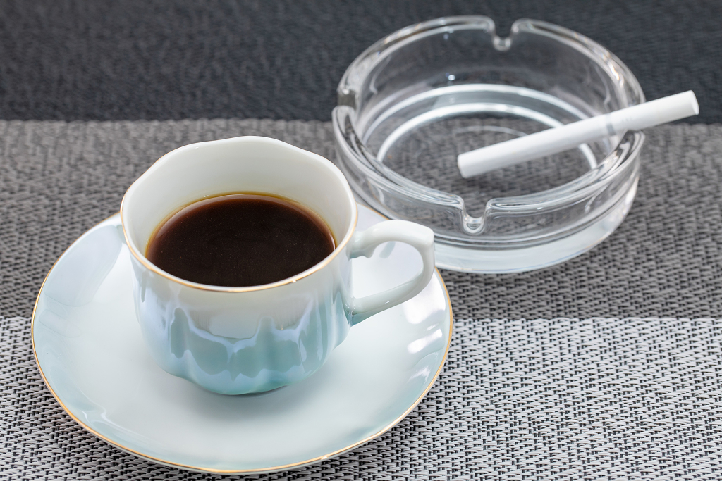 歯のトーンが暗くなる理由